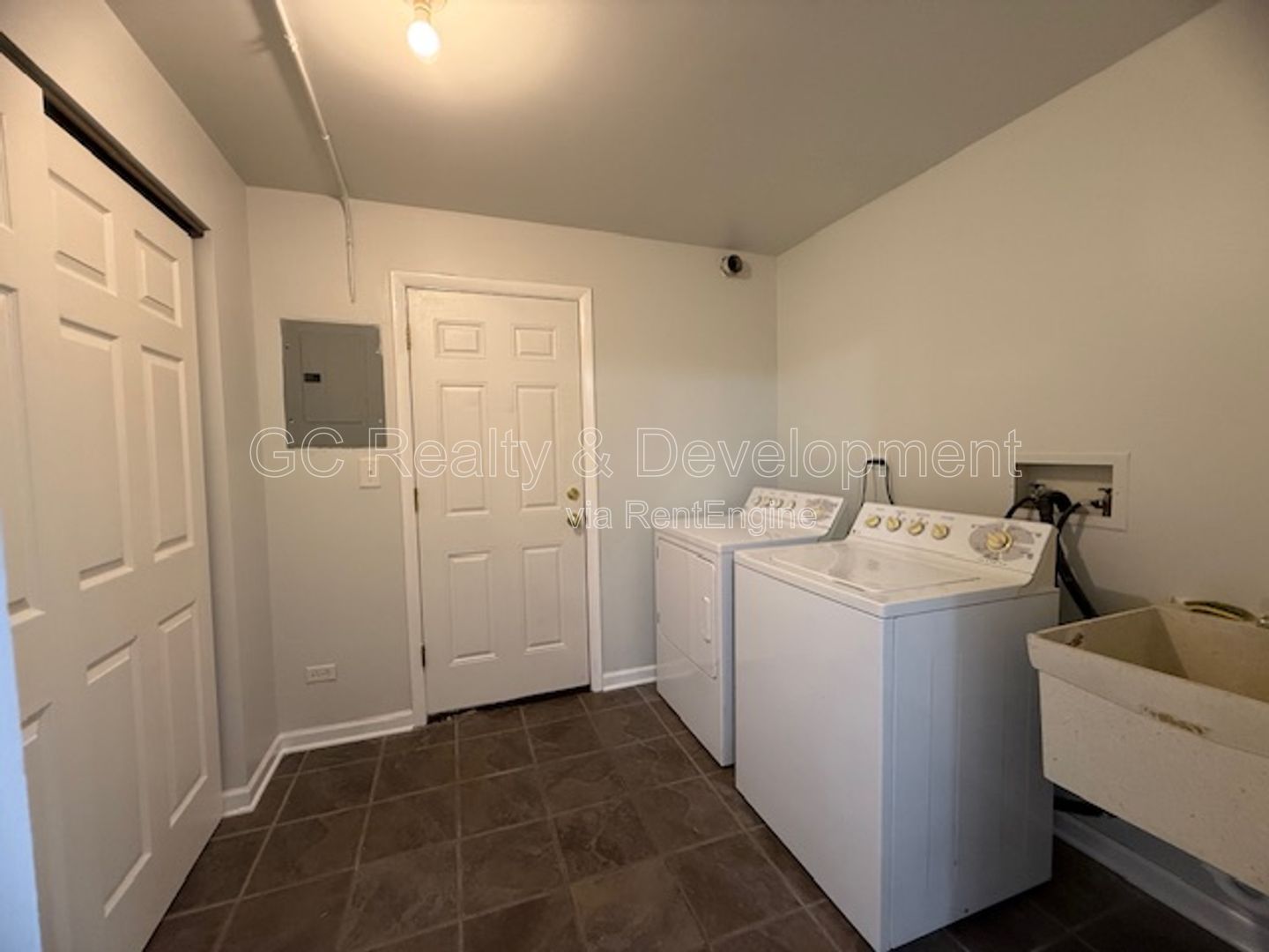 *** 2 BDRM - 1 BTH / IN UNIT LAUNDRY / ATTACHED GARAGE / CENTRAL AC *** property image