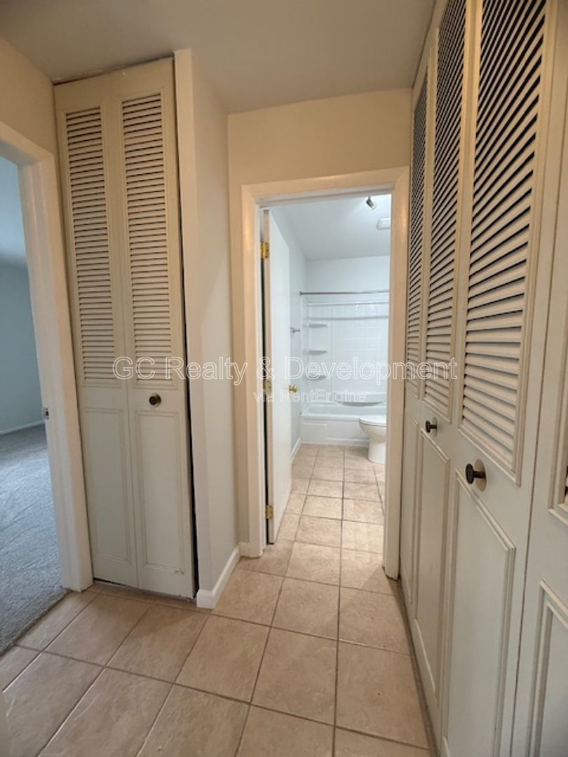 *** 2 BDRM - 1 BTH / IN UNIT LAUNDRY / ATTACHED GARAGE / CENTRAL AC *** property image