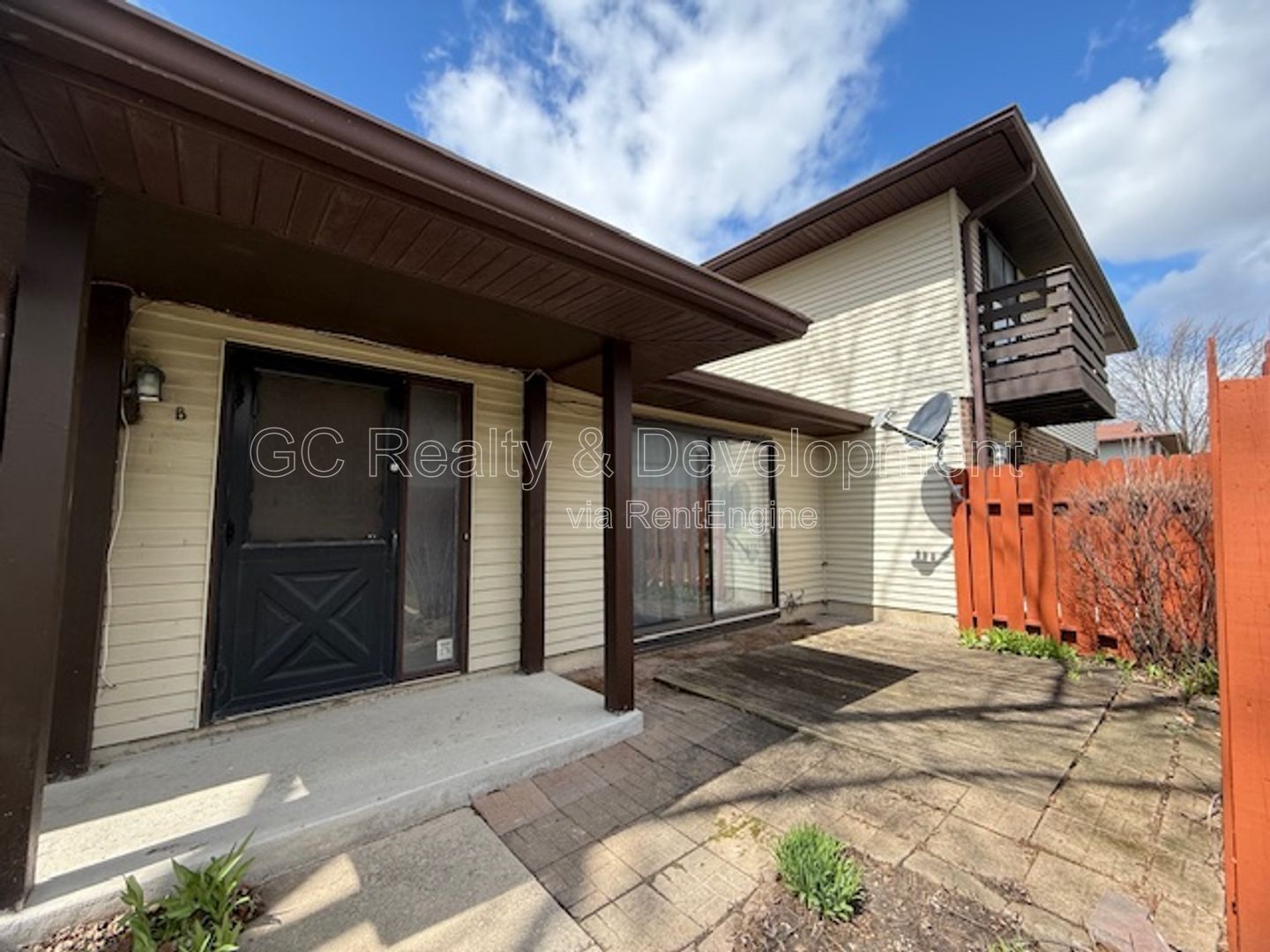 *** 2 BDRM - 1 BTH / IN UNIT LAUNDRY / ATTACHED GARAGE / CENTRAL AC *** property image