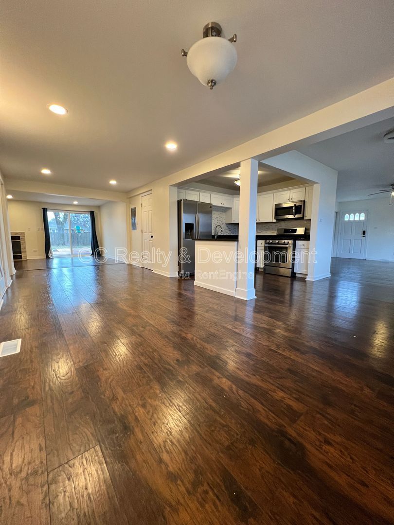 *** 3 BDRM - 2 BTH / GRANITE & SS APPL / LRG YARD / OPEN LAYOUT / DETACHED GARAGE *** property image