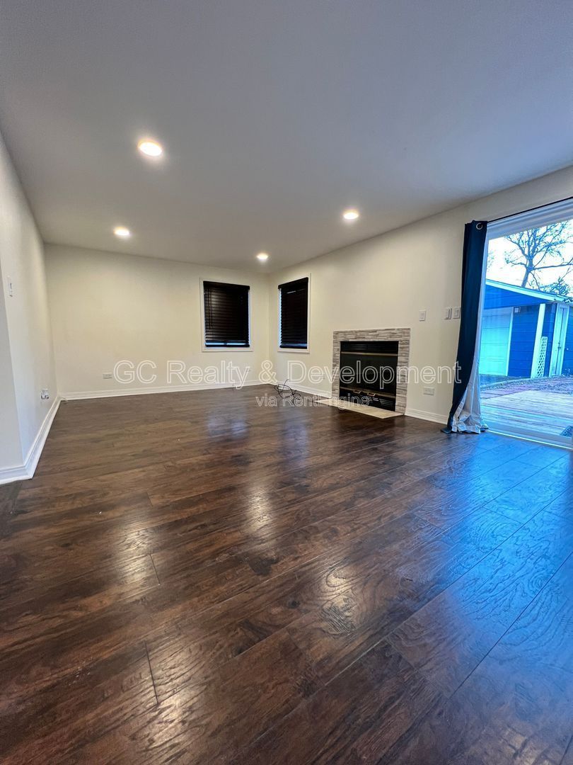 *** 3 BDRM - 2 BTH / GRANITE & SS APPL / LRG YARD / OPEN LAYOUT / DETACHED GARAGE *** property image