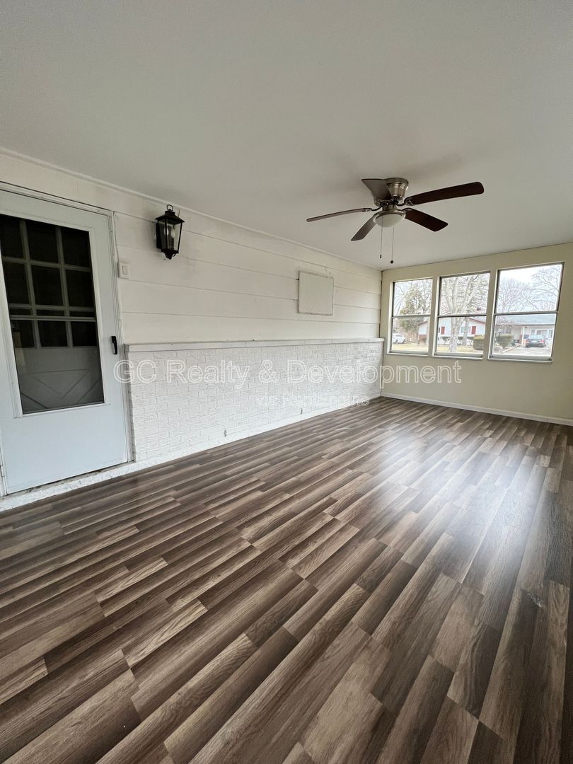 *** 3 BDRM - 2 BTH / GRANITE & SS APPL / LRG YARD / OPEN LAYOUT / DETACHED GARAGE *** property image