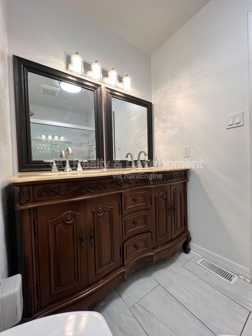 *** 3 BDRM - 2 BTH / GRANITE & SS APPL / LRG YARD / OPEN LAYOUT / DETACHED GARAGE *** property image