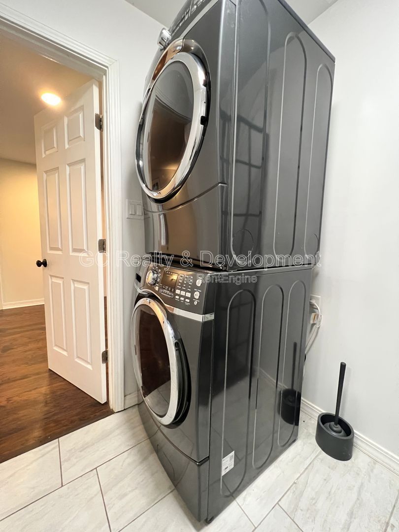 *** 3 BDRM - 2 BTH / GRANITE & SS APPL / LRG YARD / OPEN LAYOUT / DETACHED GARAGE *** property image