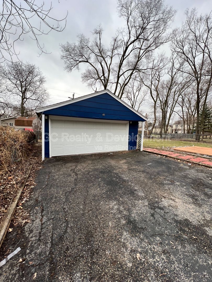 *** 3 BDRM - 2 BTH / GRANITE & SS APPL / LRG YARD / OPEN LAYOUT / DETACHED GARAGE *** property image