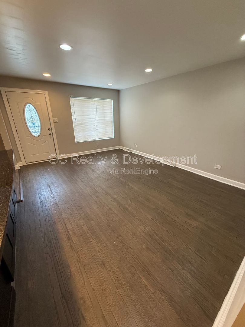 ***MODERN 3 BDRM - 1 BTH RANCH / GRANITE COUNTERS / PET FRIENDLY / 2 CAR GARAGE*** property image