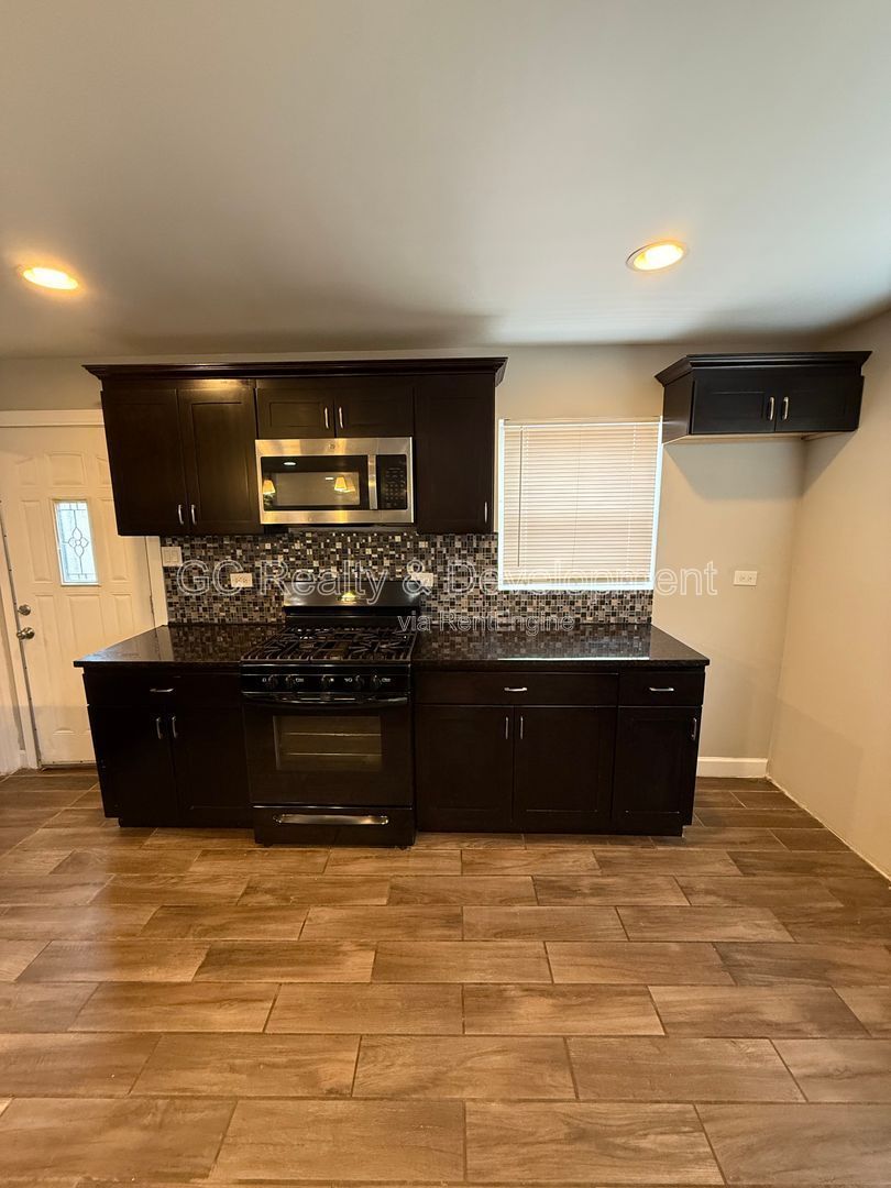 ***MODERN 3 BDRM - 1 BTH RANCH / GRANITE COUNTERS / PET FRIENDLY / 2 CAR GARAGE*** property image