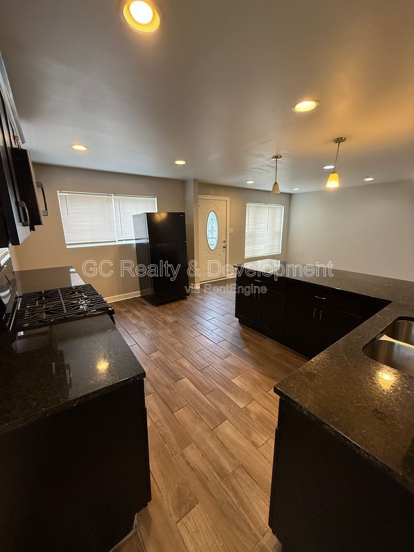 ***MODERN 3 BDRM - 1 BTH RANCH / GRANITE COUNTERS / PET FRIENDLY / 2 CAR GARAGE*** property image