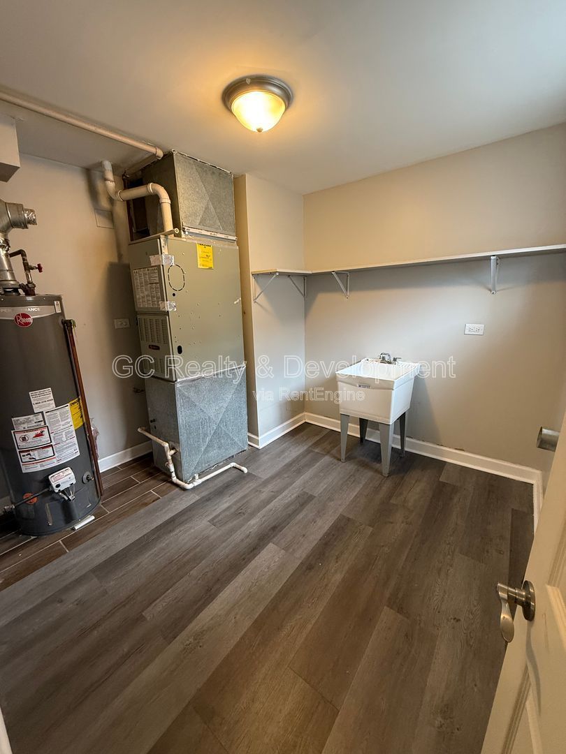 ***MODERN 3 BDRM - 1 BTH RANCH / GRANITE COUNTERS / PET FRIENDLY / 2 CAR GARAGE*** property image