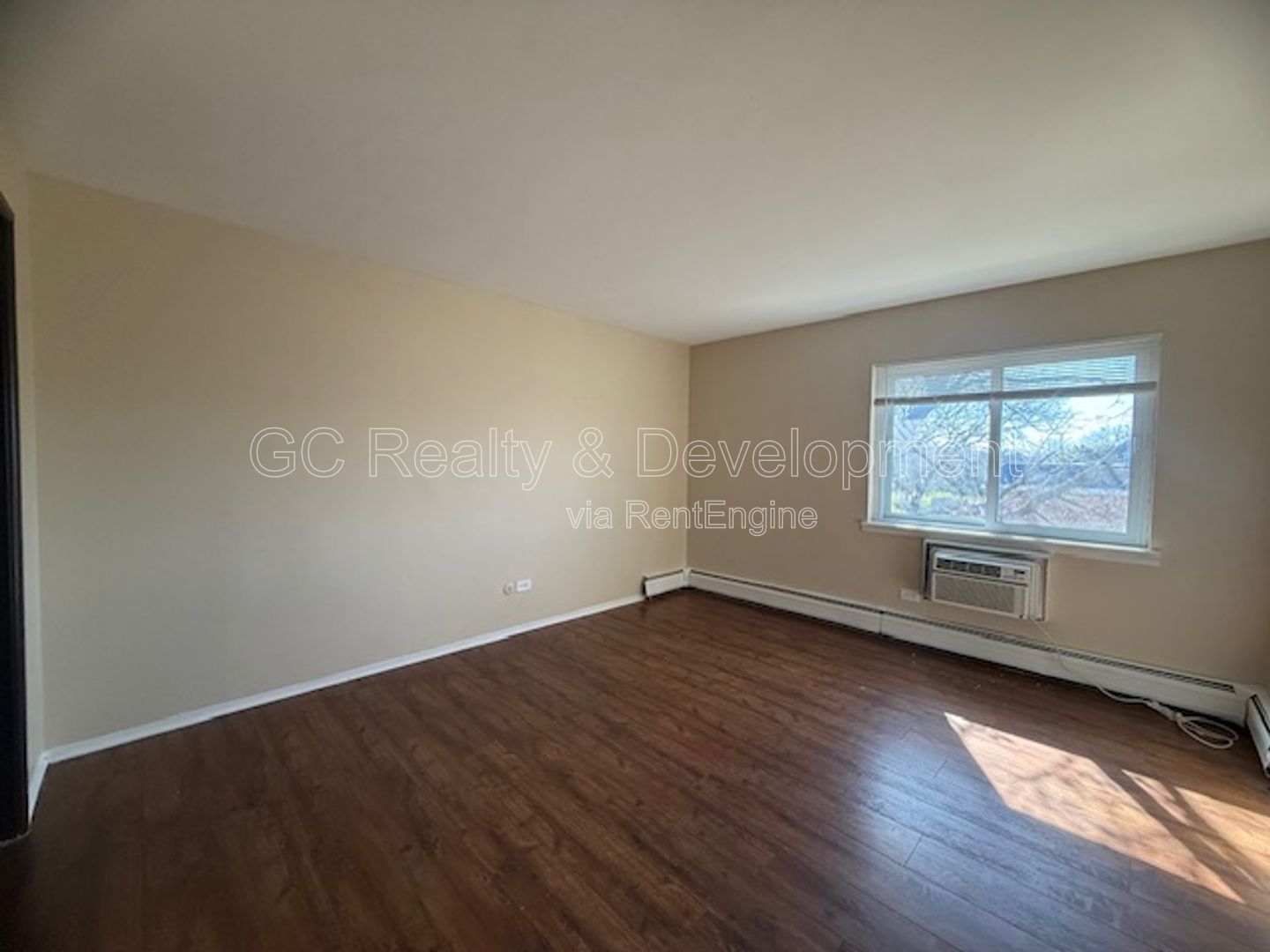 *** 1 BDRM / LAUNDRY ON SITE / PARKING INCL / ONLY PAY ELECTRIC *** property image