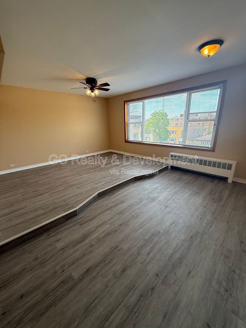 *** UPDATED THROUGHOUT / LRG CLOSET / STORAGE UNIT / LAUNDRY ON SITE *** property image