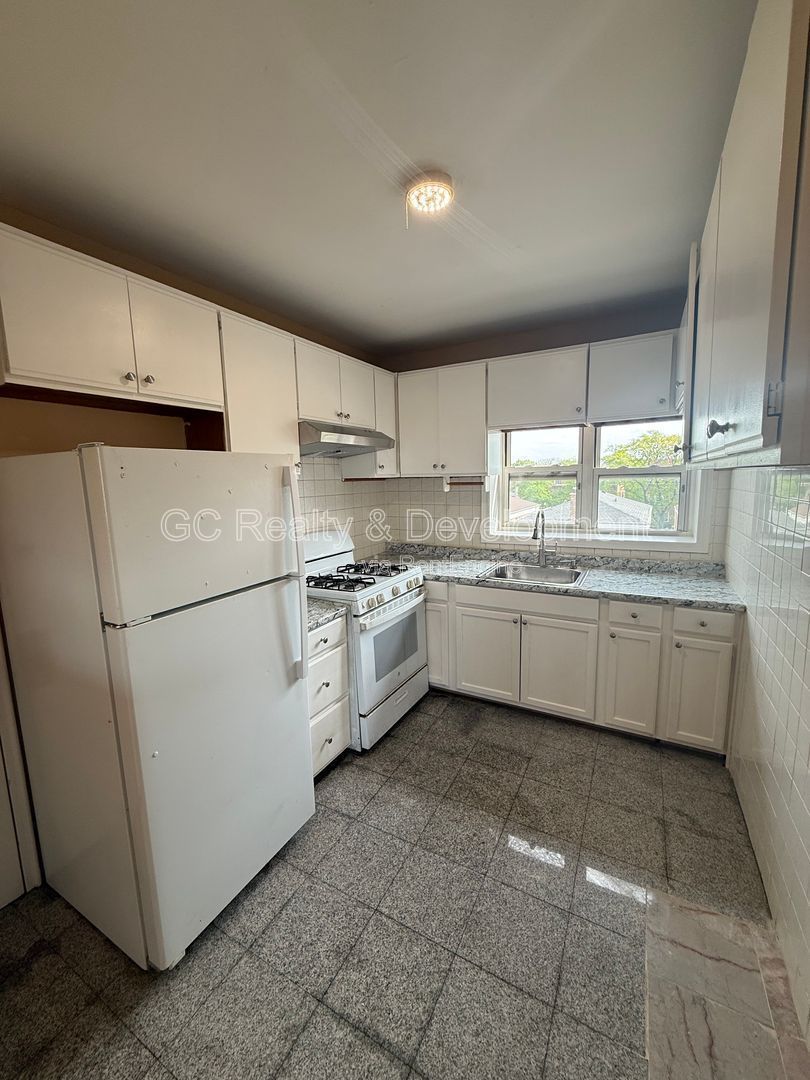 *** UPDATED THROUGHOUT / LRG CLOSET / STORAGE UNIT / LAUNDRY ON SITE *** property image