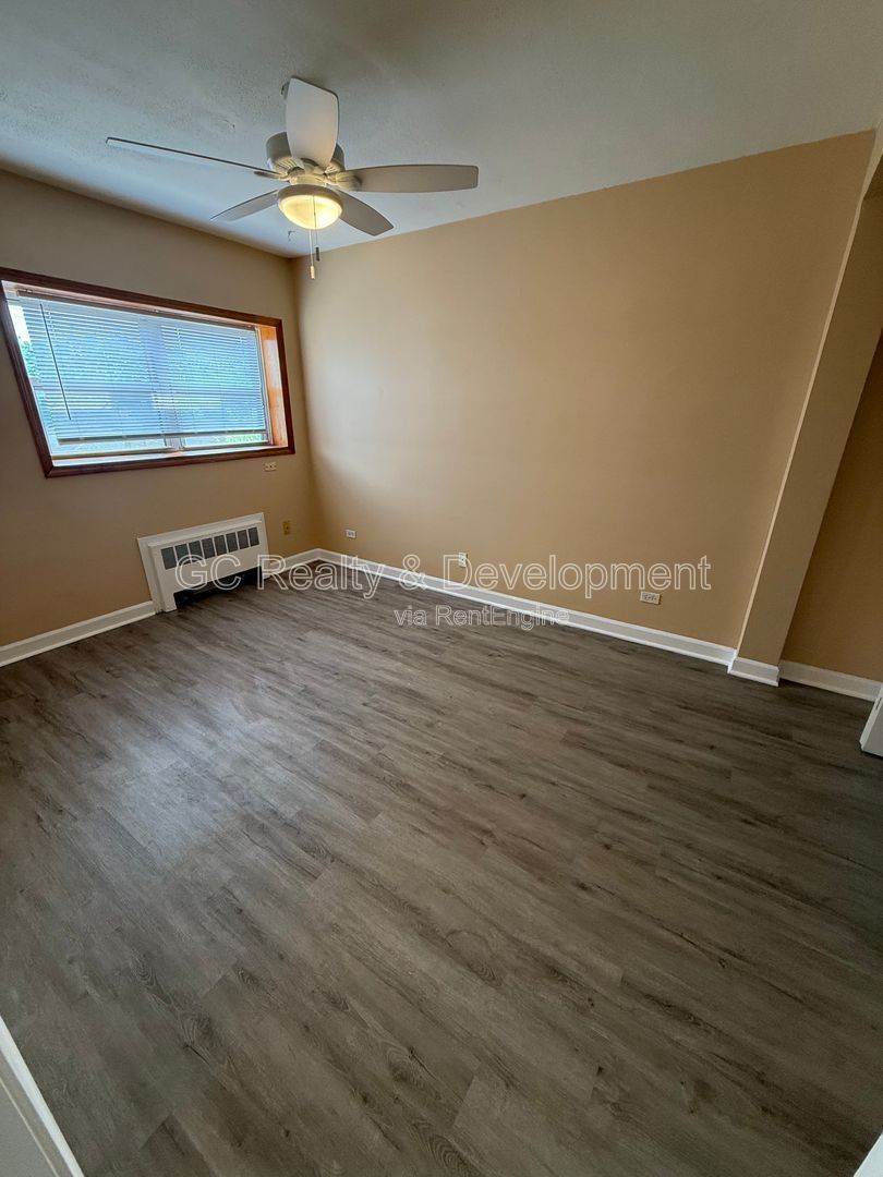 *** UPDATED THROUGHOUT / LRG CLOSET / STORAGE UNIT / LAUNDRY ON SITE *** property image