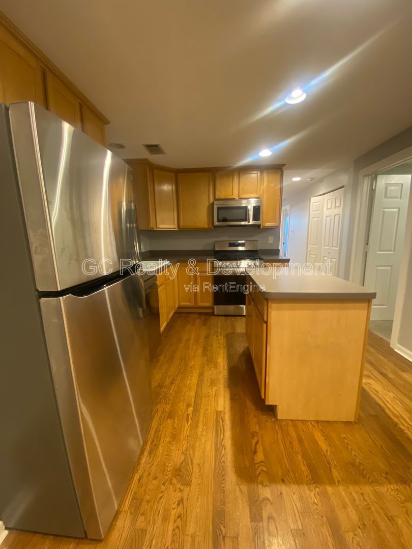 *** 2 BDRM - 1 BATH / IN UNIT LAUNDRY / CENTRAL AC / WALK TO STORE AND TRAIN *** property image