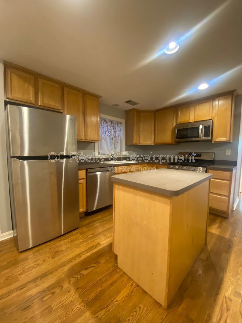 *** 2 BDRM - 1 BATH / IN UNIT LAUNDRY / CENTRAL AC / WALK TO STORE AND TRAIN *** property image