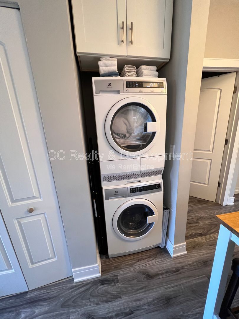 *** AVAIL 6/15/26 / BEAUTIFULLY UPDATED 2 BEDROOM / 1 BATH / STAINLESS STEEL APPL / CENTRAL AIR / W & D IN UNIT *** property image