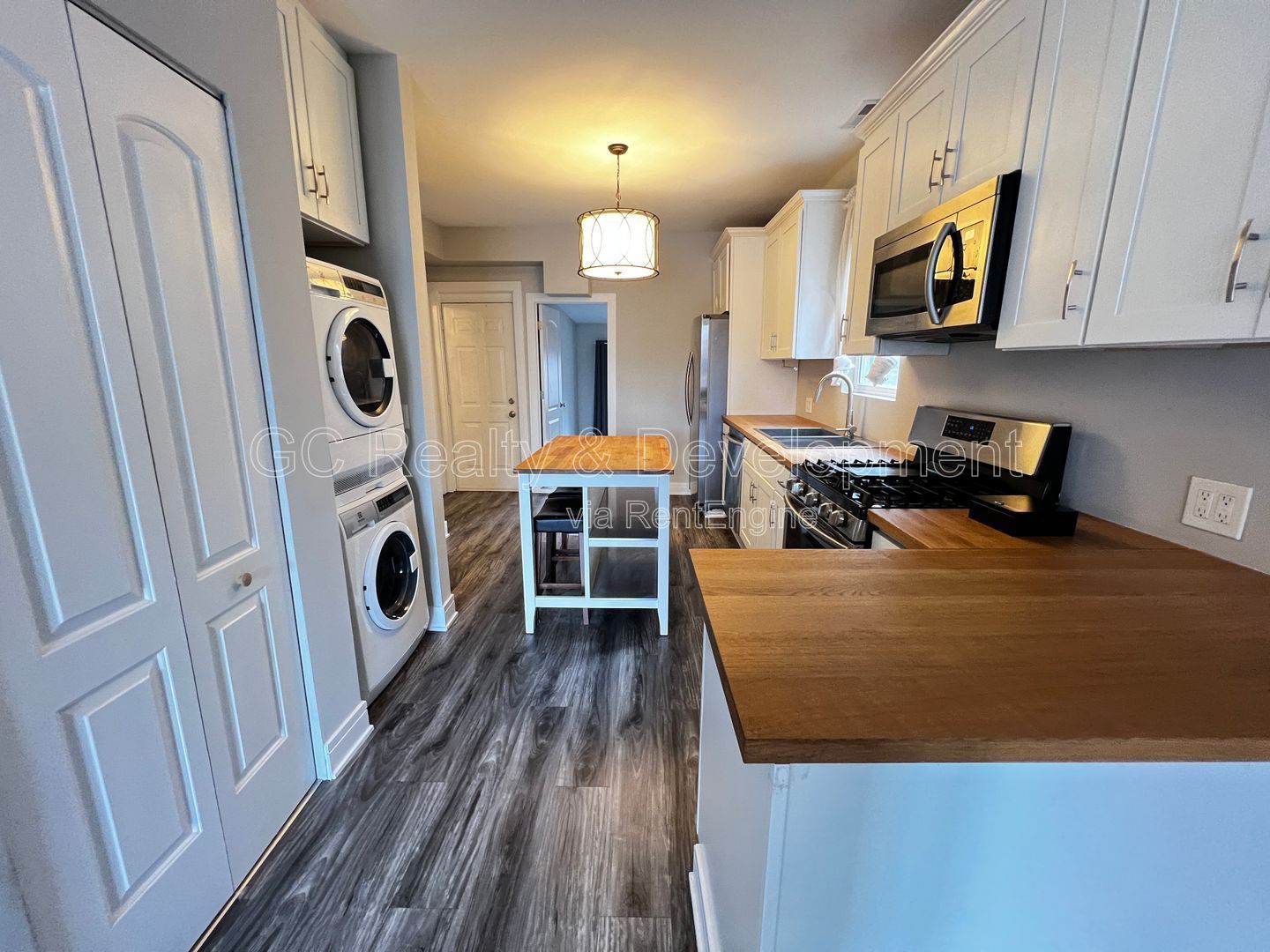 *** AVAIL 6/15/26 / BEAUTIFULLY UPDATED 2 BEDROOM / 1 BATH / STAINLESS STEEL APPL / CENTRAL AIR / W & D IN UNIT *** property image