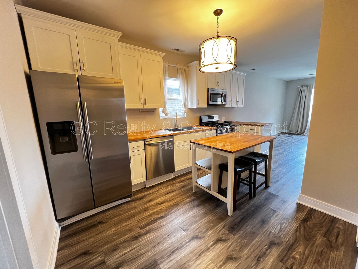 *** AVAIL 6/15/26 / BEAUTIFULLY UPDATED 2 BEDROOM / 1 BATH / STAINLESS STEEL APPL / CENTRAL AIR / W & D IN UNIT *** property image
