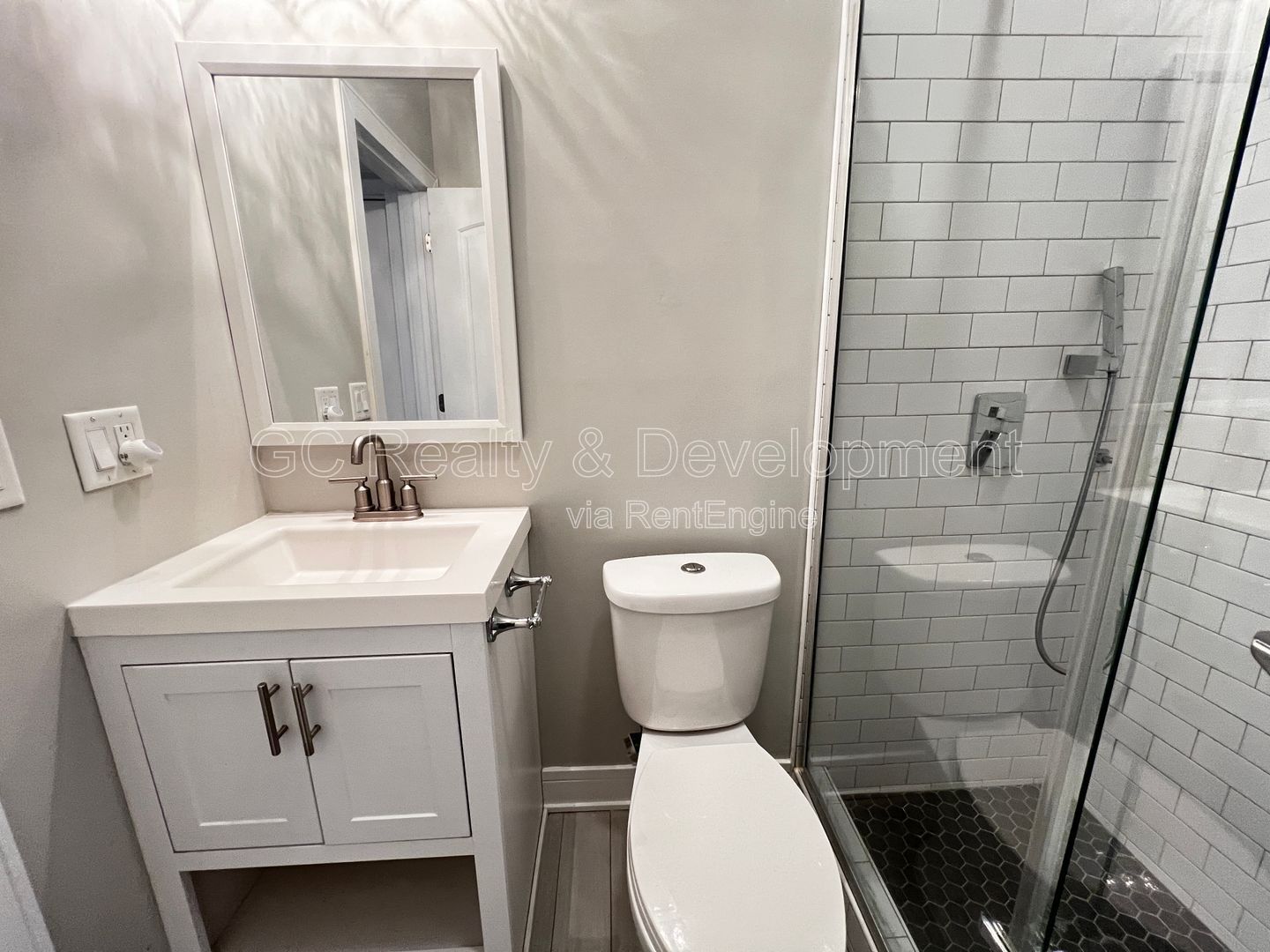 *** AVAIL 6/15/26 / BEAUTIFULLY UPDATED 2 BEDROOM / 1 BATH / STAINLESS STEEL APPL / CENTRAL AIR / W & D IN UNIT *** property image