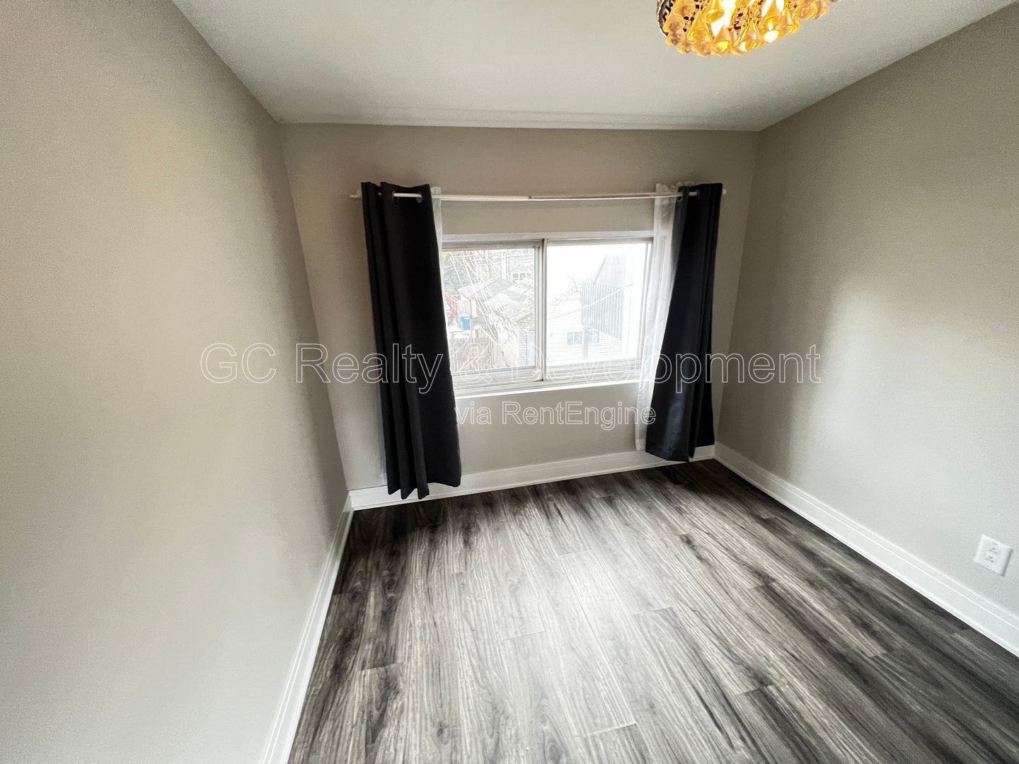 *** AVAIL 6/15/26 / BEAUTIFULLY UPDATED 2 BEDROOM / 1 BATH / STAINLESS STEEL APPL / CENTRAL AIR / W & D IN UNIT *** property image