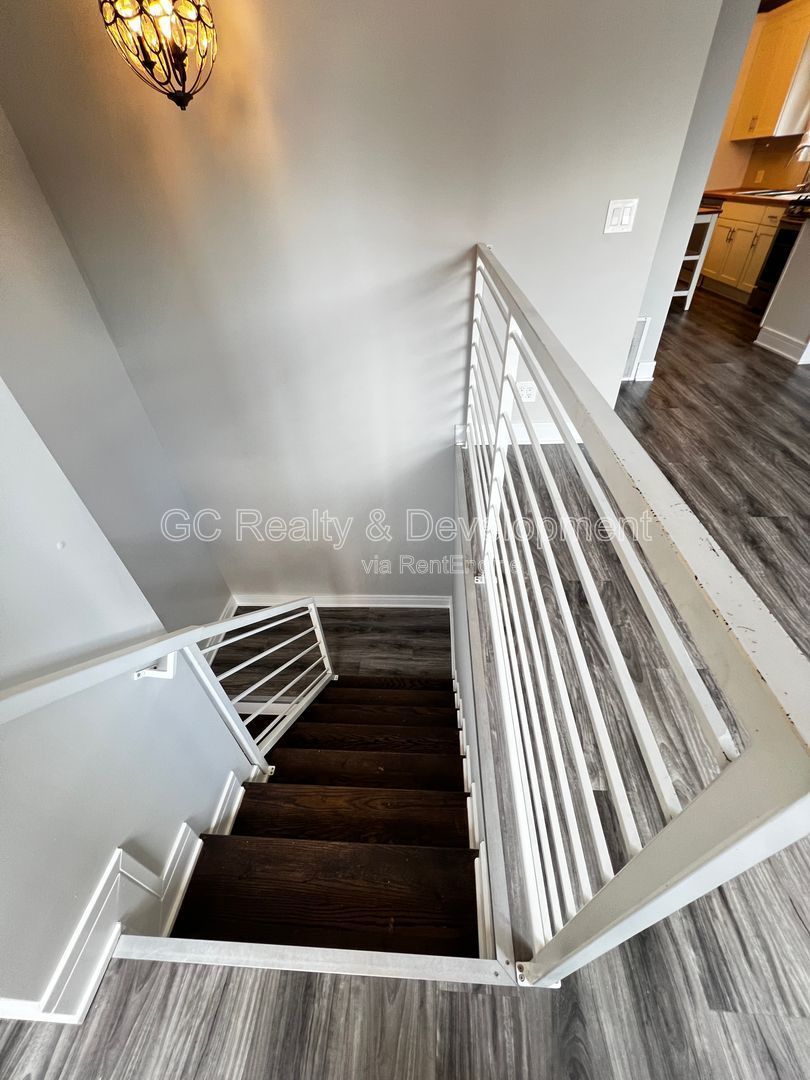 *** AVAIL 6/15/26 / BEAUTIFULLY UPDATED 2 BEDROOM / 1 BATH / STAINLESS STEEL APPL / CENTRAL AIR / W & D IN UNIT *** property image