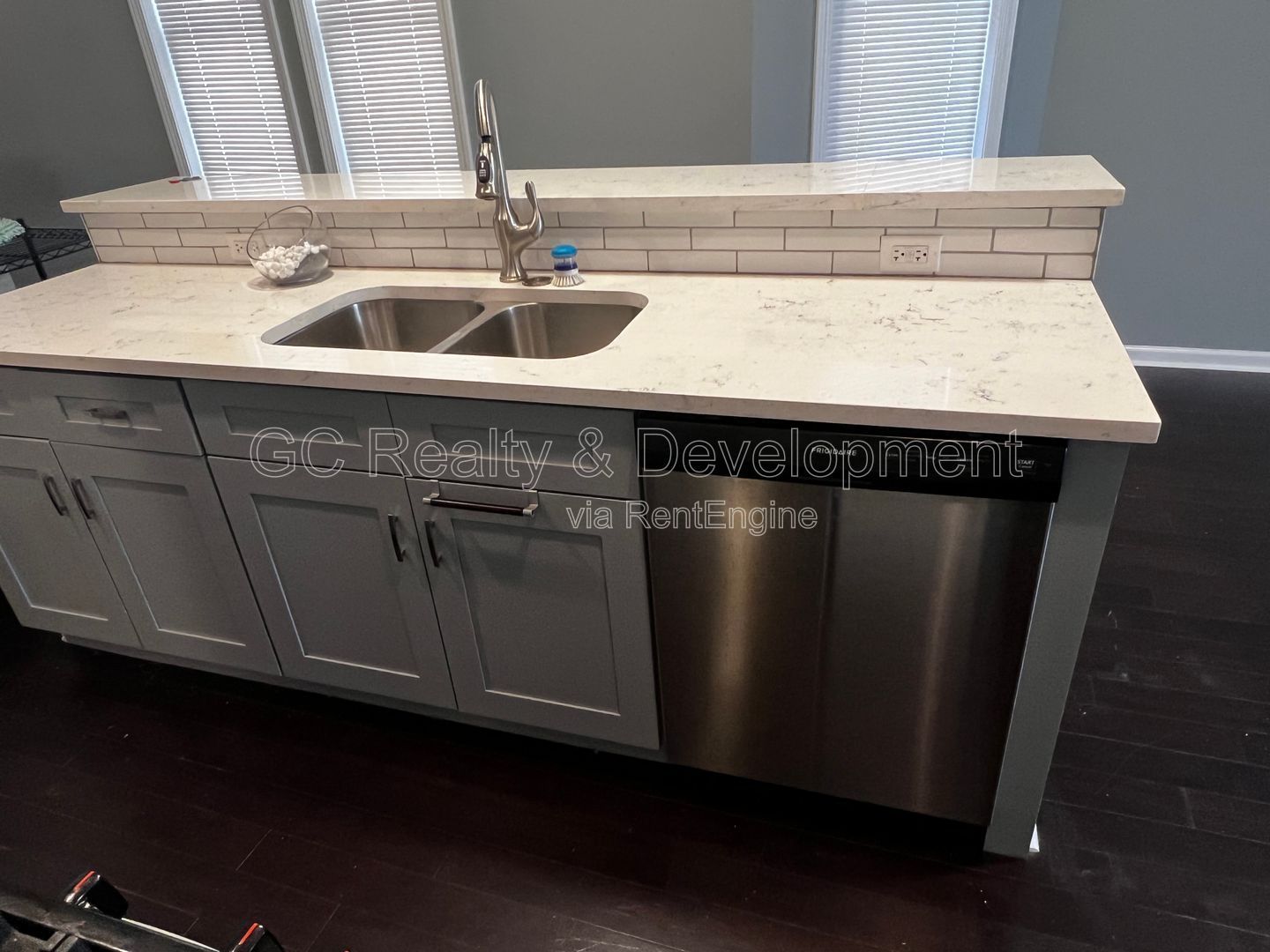 ***AVAIL 6/15/26 / CENTRAL AIR / 3 BDRM / 1 BTH / SS APPL INCLUDED / W&D IN UNIT / STREET PARKING  *** property image