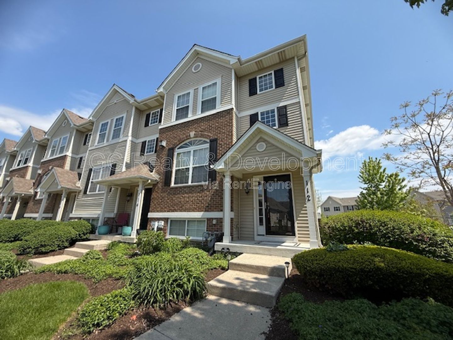 *** 3BR TOWNHOME + FINISHED BASEMENT / 2 CAR GARAGE / AMENITIES *** property image