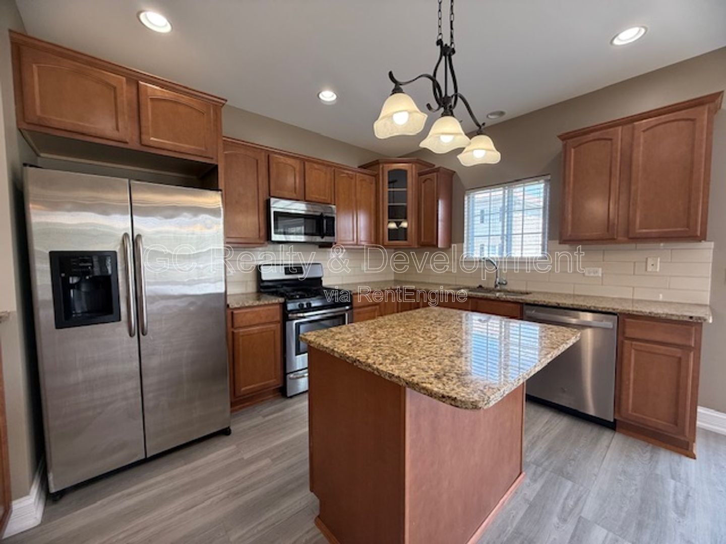 *** 3BR TOWNHOME + FINISHED BASEMENT / 2 CAR GARAGE / AMENITIES *** property image