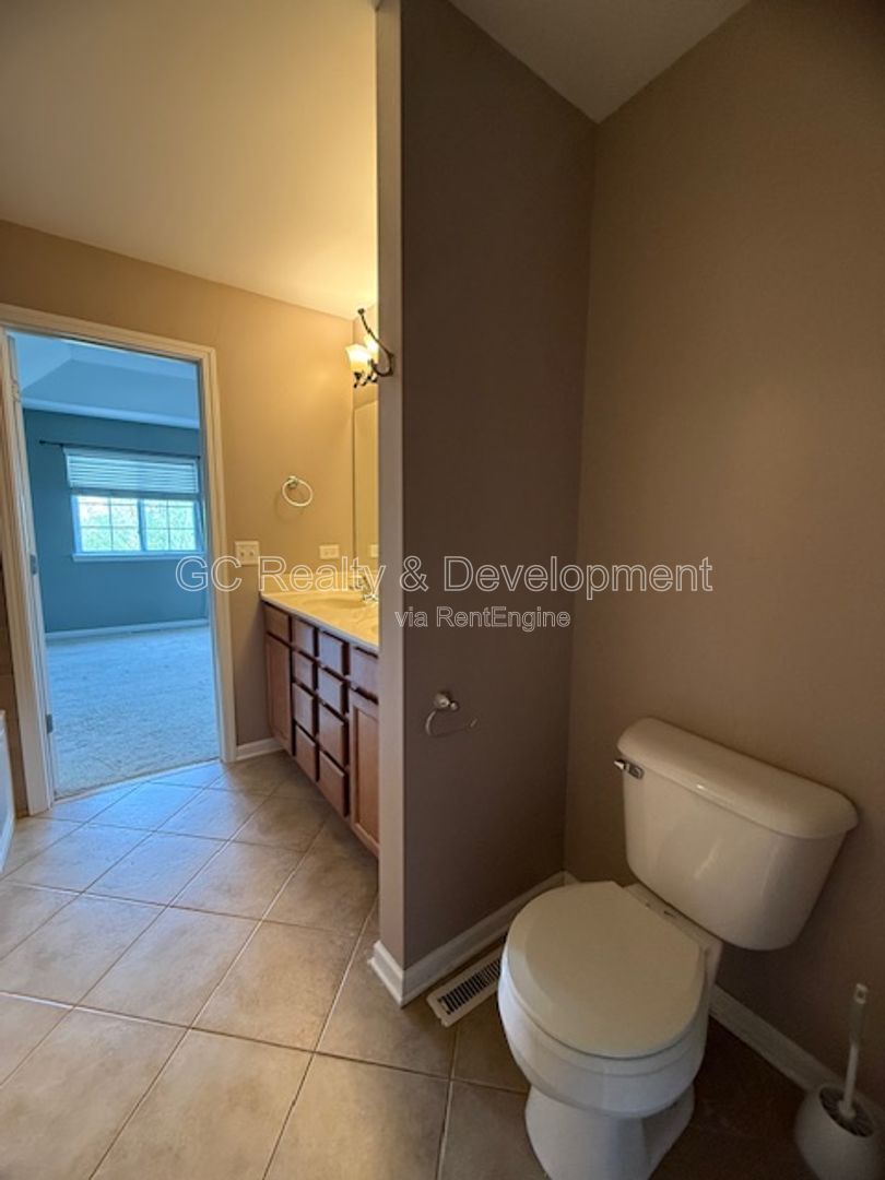 *** 3BR TOWNHOME + FINISHED BASEMENT / 2 CAR GARAGE / AMENITIES *** property image