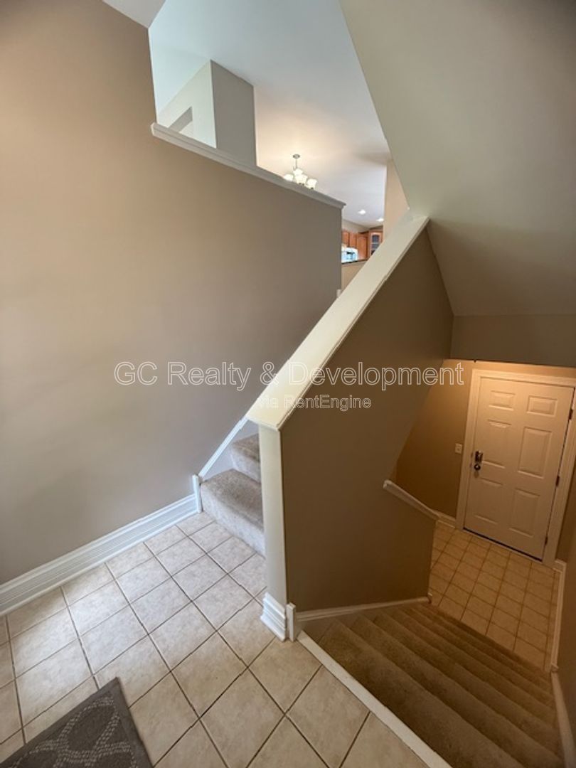 *** 3BR TOWNHOME + FINISHED BASEMENT / 2 CAR GARAGE / AMENITIES *** property image
