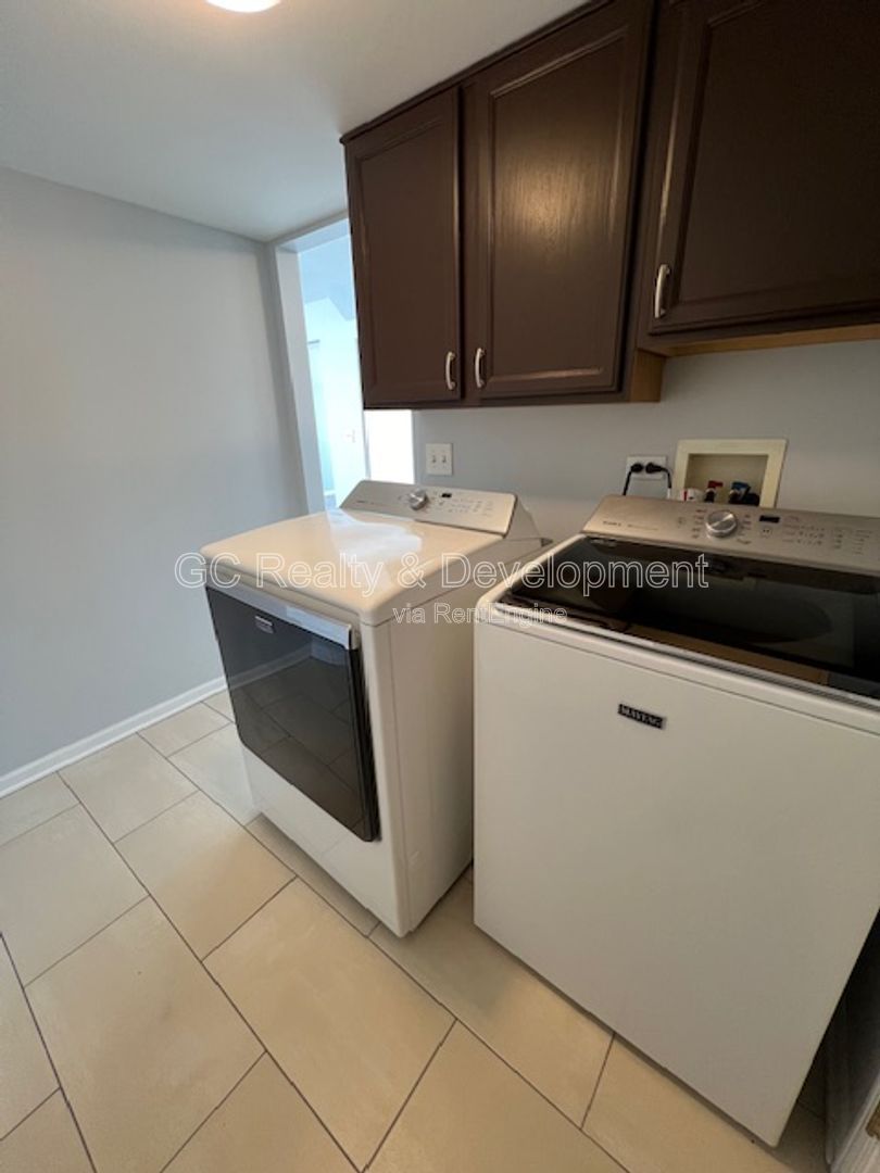 *** COMING SOON 5/15/26! / 3 BDRM - 2.5 BTH / RECENTLY UPDATED / PET FRIENDLY / W&D IN UNIT / SS APPL / FRONT PORCH *** property image