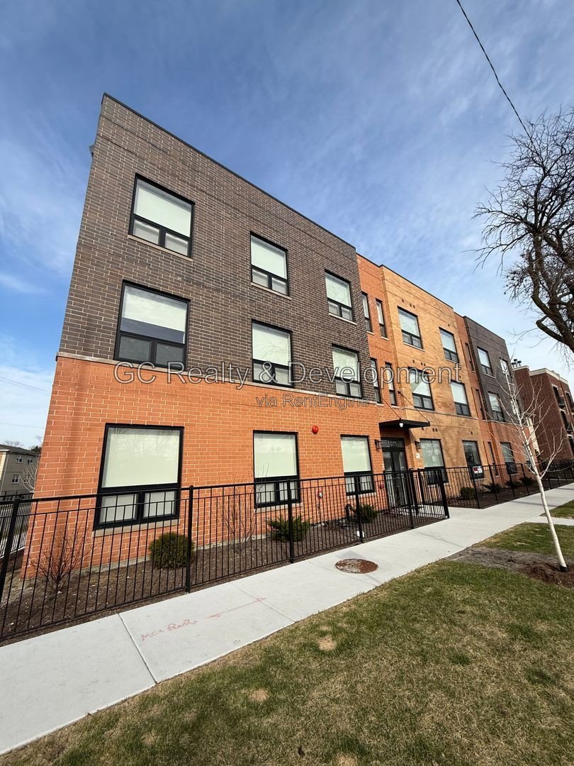*** 2BR-2BA / CENTRAL AIR / PARKING AVAILABLE / EASY COMMUTE / KITCHEN APPL INCL / IN-UNIT LAUNDRY *** property image
