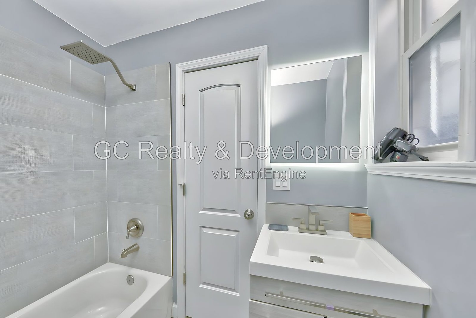 *** 1 MONTH FREE / 2 BDRM / FREE LAUNDRY ON SITE / PET FRIENDLY / COMMUTER FRIENDLY *** property image
