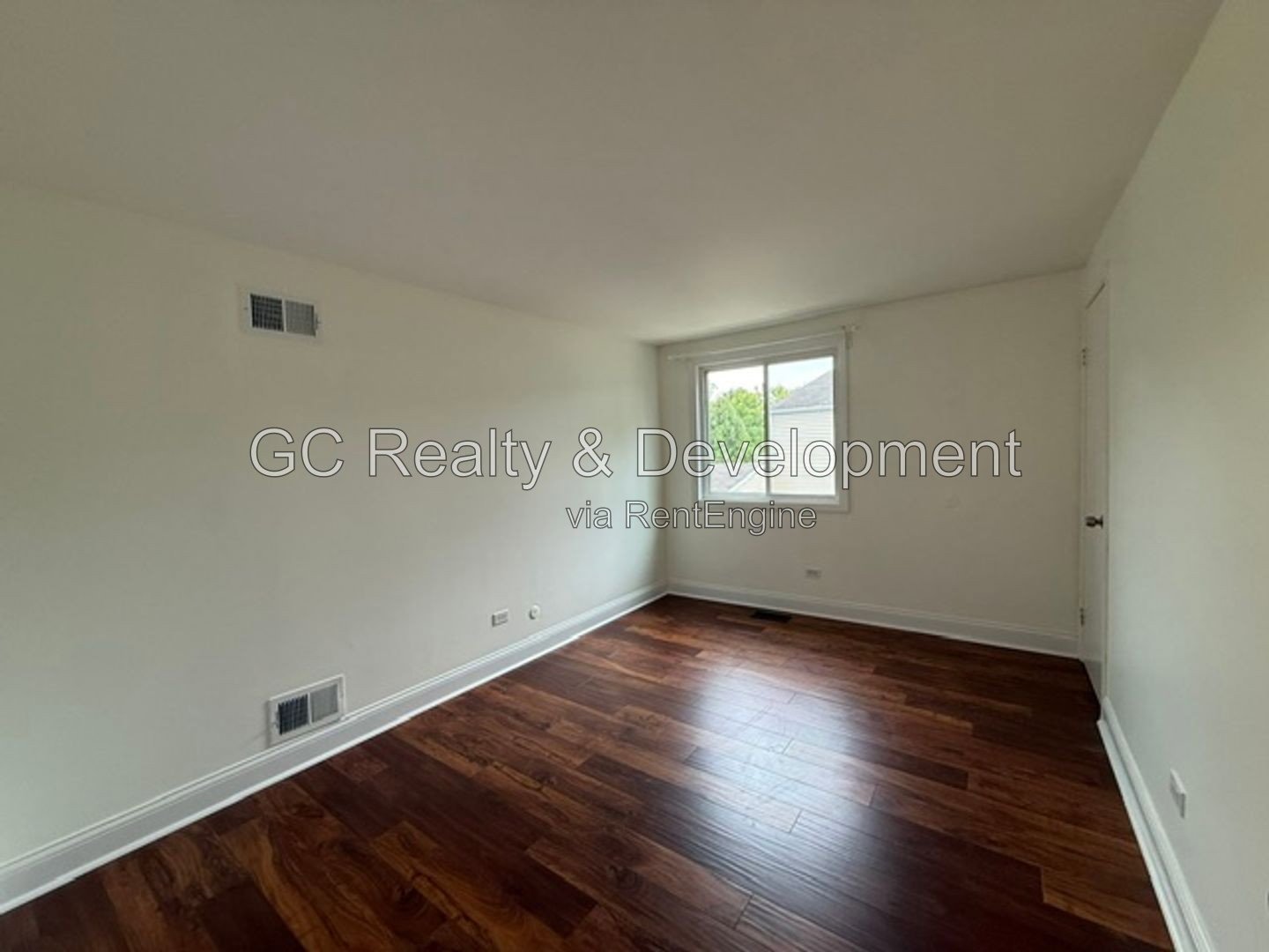 *** 2 BDRM - 1.5 BTH / PET FRIENDLY / GARAGE PARKING / IN UNIT LAUNDRY / SS APPL *** property image