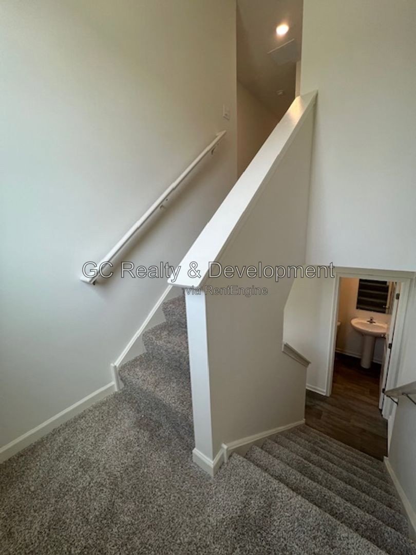 *** 3 LEVEL END UNIT TOWNHOME / 3 BDRM - 2.5 BTH / AMENITIES INCL / ATTACHED 2 CAR GARAGE *** property image
