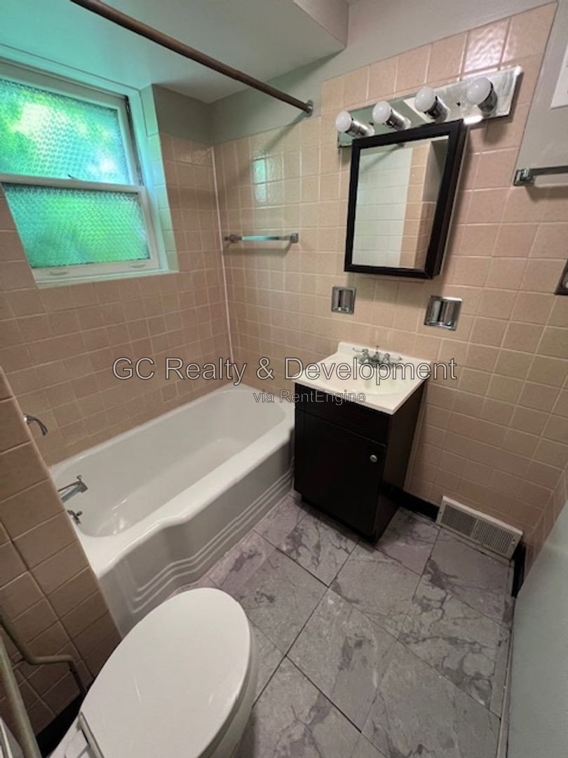***FOREST PARK / 1 BDRM / APPLIANCE INLC / TENANT PAYS ELECTRIC ONLY / LAUNDRY IN BUILDING*** property image