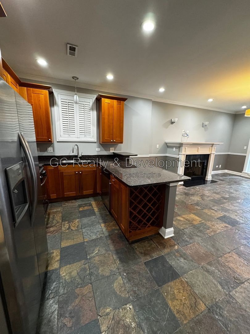 *** NATURAL LIGHT / BRONZEVILLE / 3 BDRM - 2BTH / W&D IN UNIT / COMMUTER FRIENDLY / CENTRAL AC *** property image