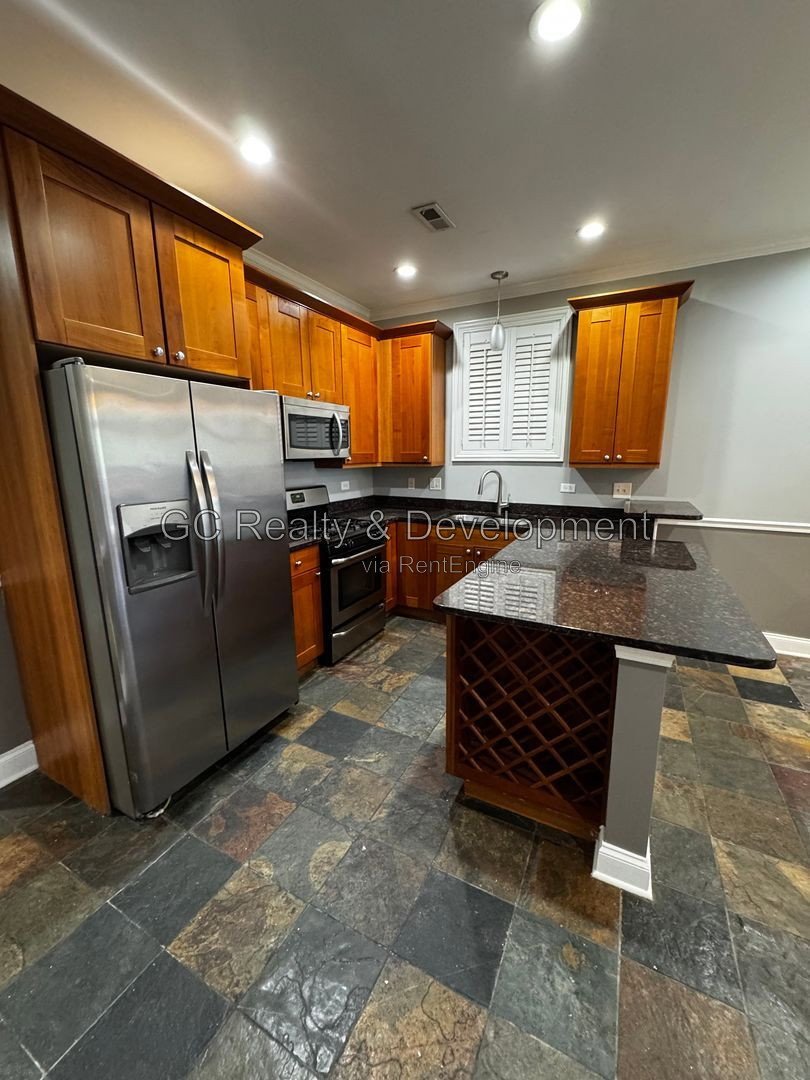 *** NATURAL LIGHT / BRONZEVILLE / 3 BDRM - 2BTH / W&D IN UNIT / COMMUTER FRIENDLY / CENTRAL AC *** property image