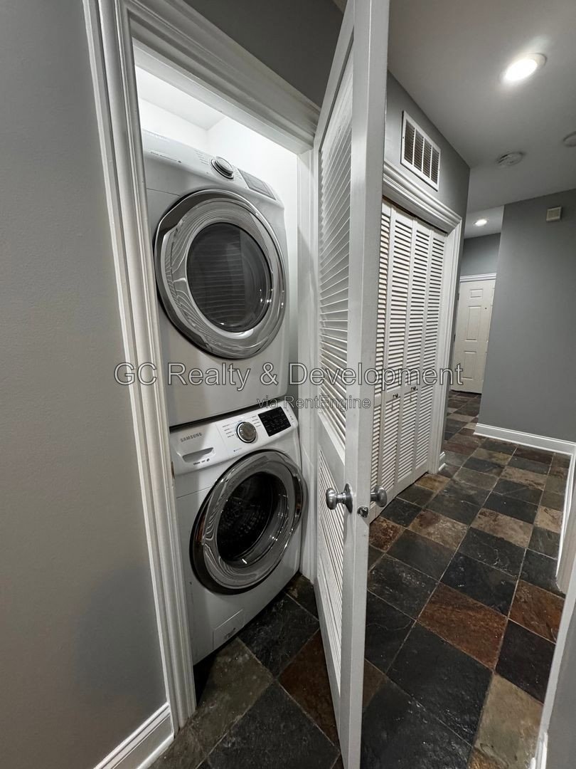 *** NATURAL LIGHT / BRONZEVILLE / 3 BDRM - 2BTH / W&D IN UNIT / COMMUTER FRIENDLY / CENTRAL AC *** property image