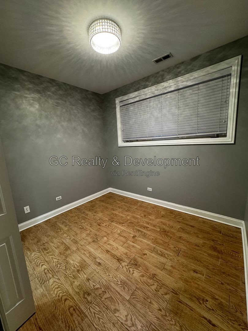 *** NATURAL LIGHT / BRONZEVILLE / 3 BDRM - 2BTH / W&D IN UNIT / COMMUTER FRIENDLY / CENTRAL AC *** property image