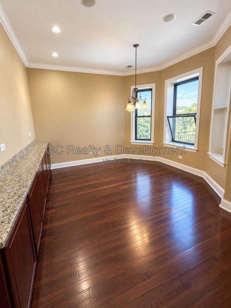 *** RECENTLY UPDATED 3BR - 2BA / IN-UNIT LAUNDRY / SS APPLIANCES / PARKING INCLUDED *** property image