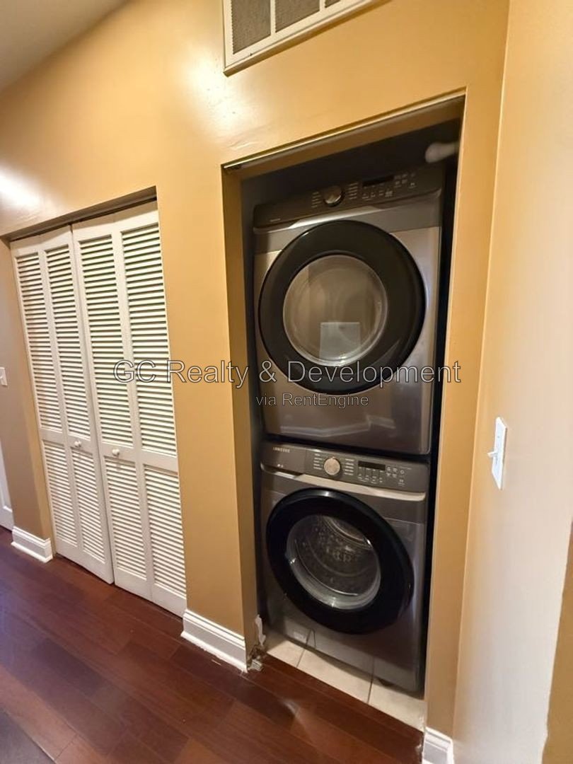 *** RECENTLY UPDATED 3BR - 2BA / IN-UNIT LAUNDRY / SS APPLIANCES / PARKING INCLUDED *** property image