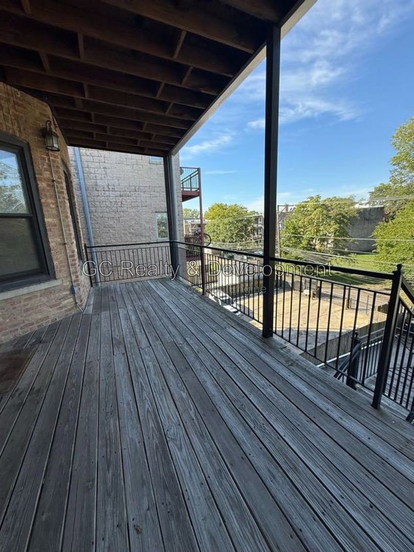 *** RECENTLY UPDATED 3BR - 2BA / IN-UNIT LAUNDRY / SS APPLIANCES / PARKING INCLUDED *** property image