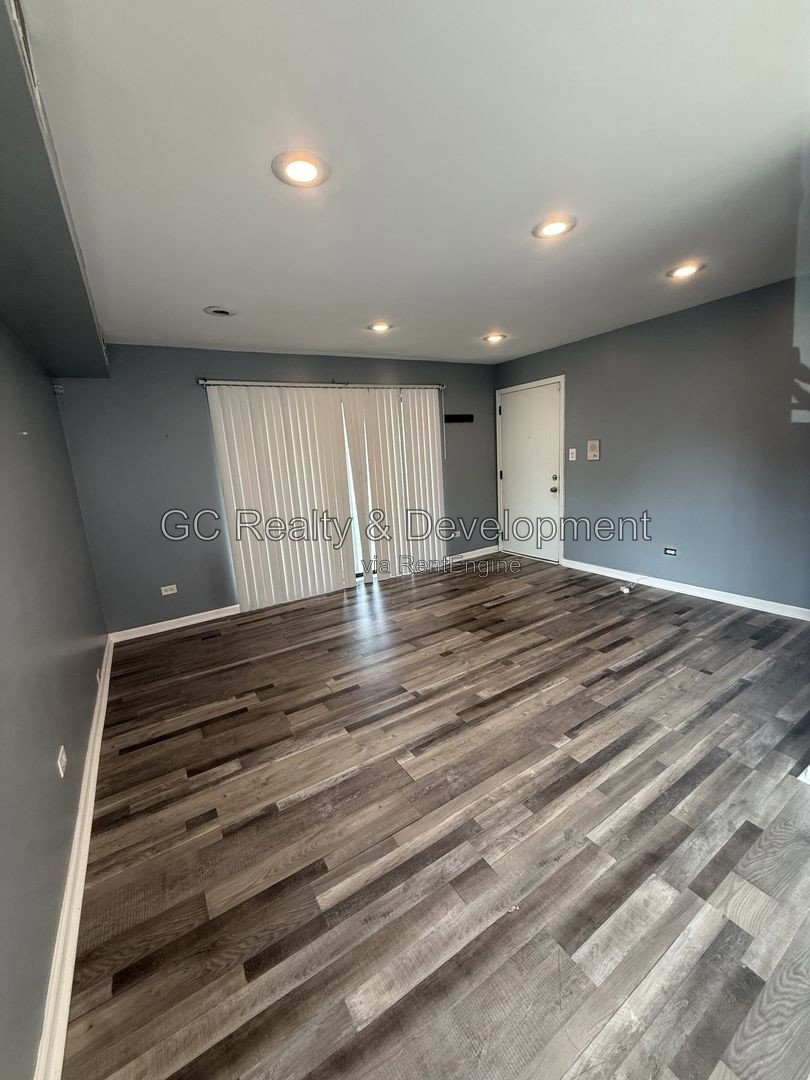 *** 2 BDRM / CENTRAL AC / 2 PARKING SPOTS / ONLY PAY GAS & ELECTRIC *** property image