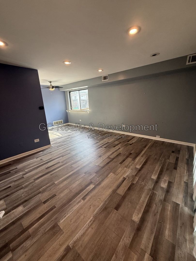 *** 2 BDRM / CENTRAL AC / 2 PARKING SPOTS / ONLY PAY GAS & ELECTRIC *** property image