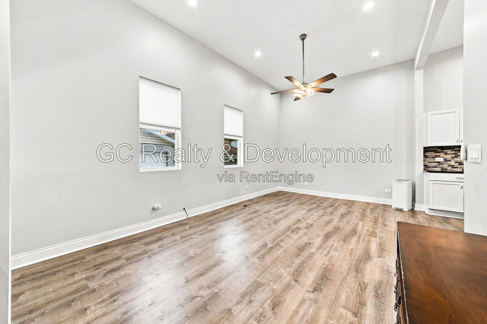 *** GUT REHAB 2 STORY 3BR - 3BA / SS APPLIANCES / IN-UNIT LAUNDRY / PET FRIENDLY *** property image