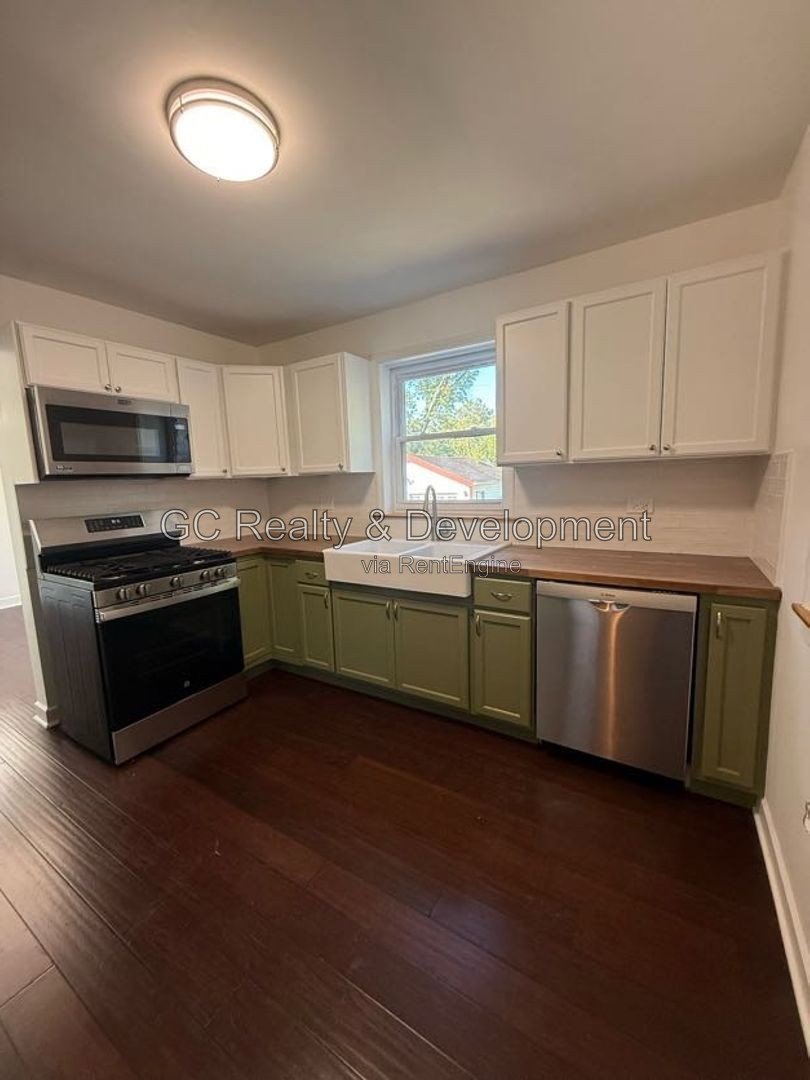 *** 3BR / SS APPLIANCES / IN-UNIT LAUNDRY / PARKING INCL / FENCED YARD / HARDWOOD FLOORS *** property image