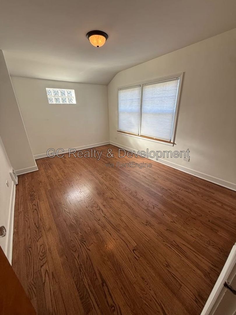 *** 3BR / SS APPLIANCES / IN-UNIT LAUNDRY / PARKING INCL / FENCED YARD / HARDWOOD FLOORS *** property image